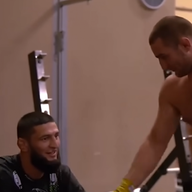Khamzat Chimaev (lijevo) i Sean Strickland (desno)