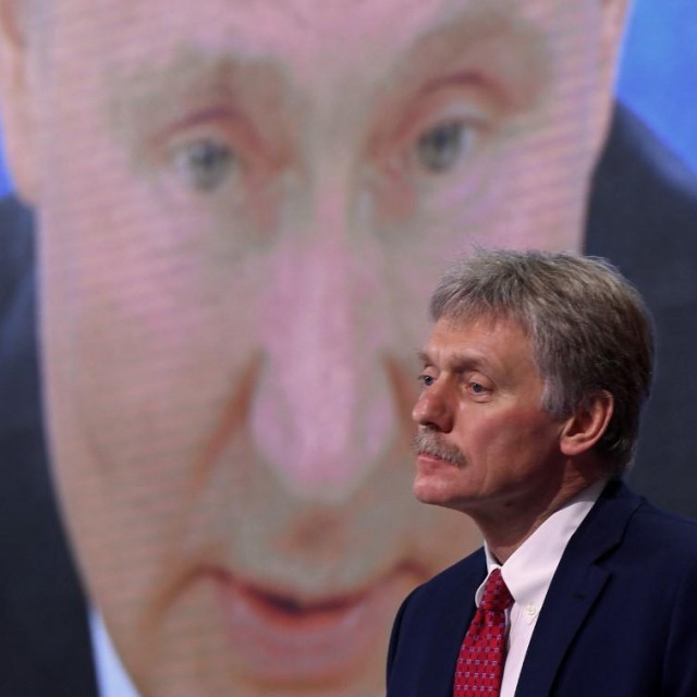 Dmitrij Peskov i Vladimir Putin (u pozadini)