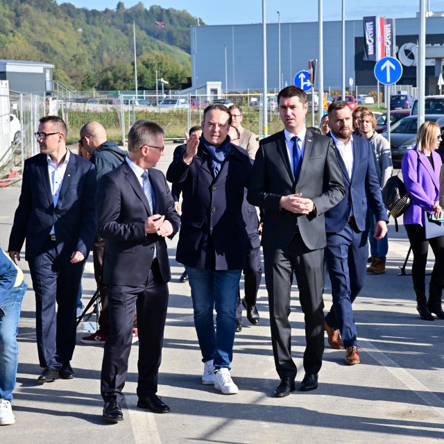 Jakovlje, 231023.
FACC, vodeca tehnoloska kompanija u razvoju i proizvodnji avio dijelova pokrenula je novi investicijski ciklus u prosirenje proizvodnih kapaciteta.Obiljezen je pocetak gradjevinskih radova a svecanosti su nazocili ministar gospodarstva i odrzivog razvoja Davor Filipovic, Andreas Ockel operativni direktor FACC a, Kineski veleposlanik u Hrvatskoj Qi Qianjin,
Pang Zeng, predsjednik Nadzornog odbora i Sanja Borovec nacelnica Opcine Jakovlje.