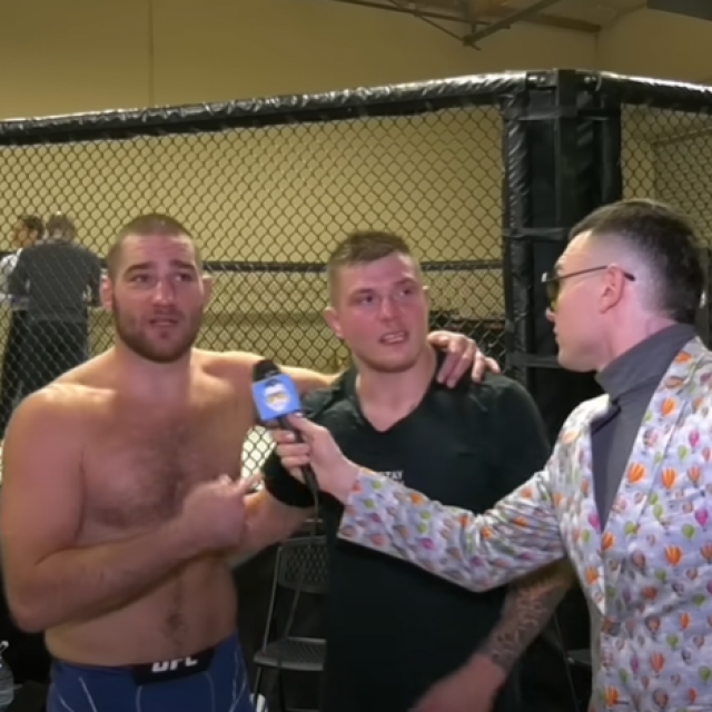 Sean Strickland (lijevo), Marvin Vettori (sredina) i Schmo (desno)