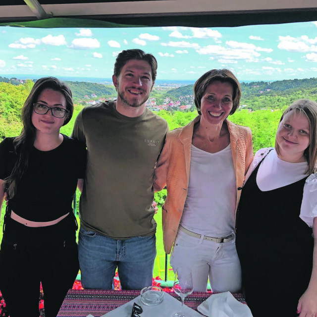 Dr. Anamaria Brozović (treća slijeva) sa svojom grupom znanstvenika s Instituta ”R. Bošković”