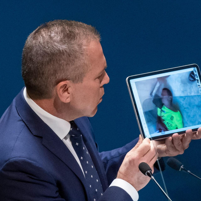 Gilad Erdan, veleposlanik Izraela pri UN-u, prikazuje videosnimku
