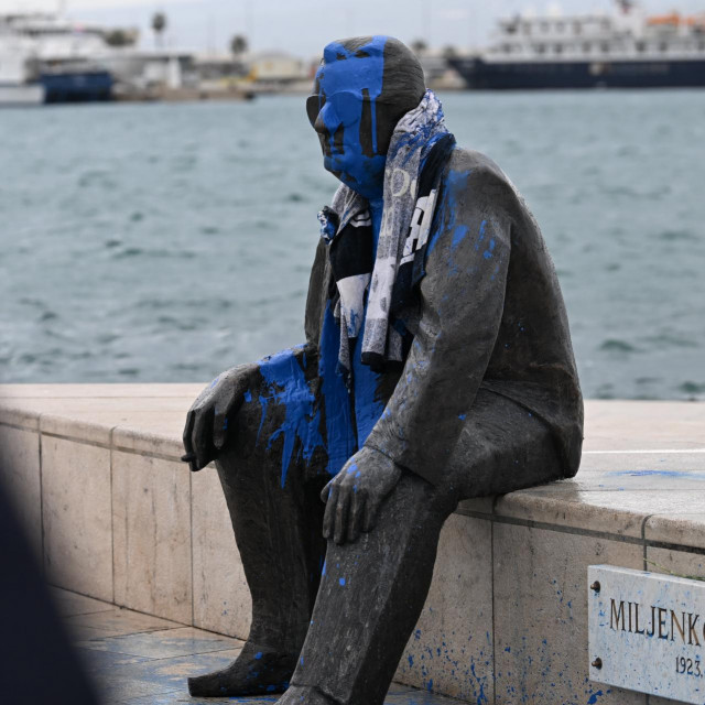 Vandaliziran spomenik Miljenku Smoji