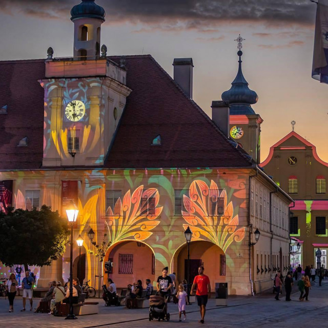 Na festivalu ulične umjetnosti jedanaest svjetlosnih instalacija osvjetlilo je oko 40.000 kvadrata zidova i ulica Tvrđe