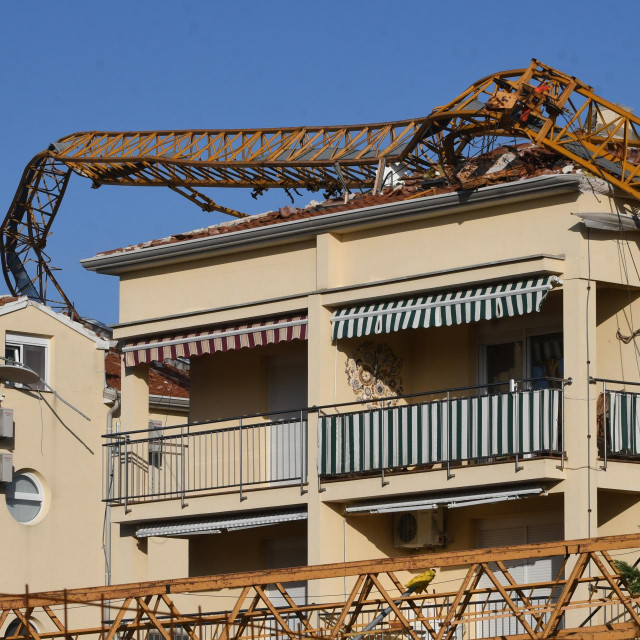 Srušena dizalica u Poreču