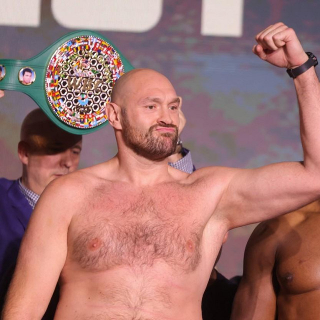 Tyson Fury (lijevo) i Francis Ngannou (desno)