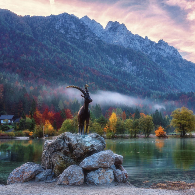 Nedaleko od Kranjske Gore nalazi se jezero Jasna, do kojeg se dolazi za desetak minuta lagane šetnje