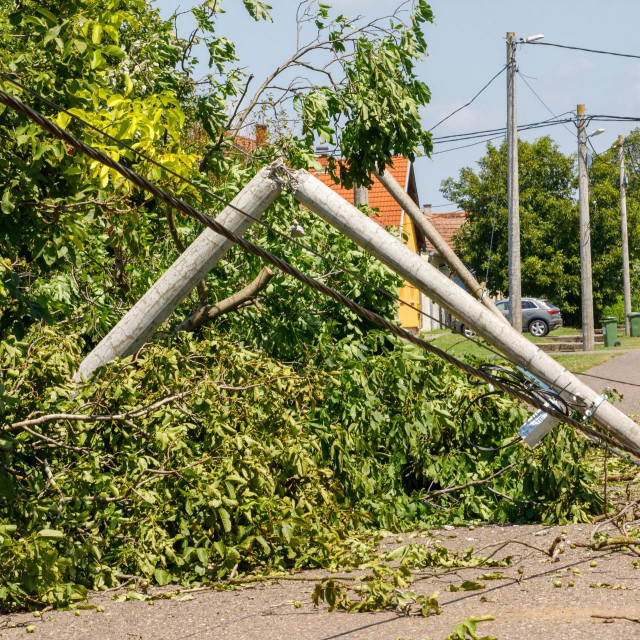 Srušen rasvjetni betonski stup