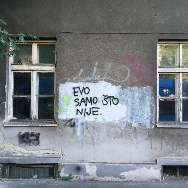 Grafit umjetnika poznatog pod pseudonimom Nebitno