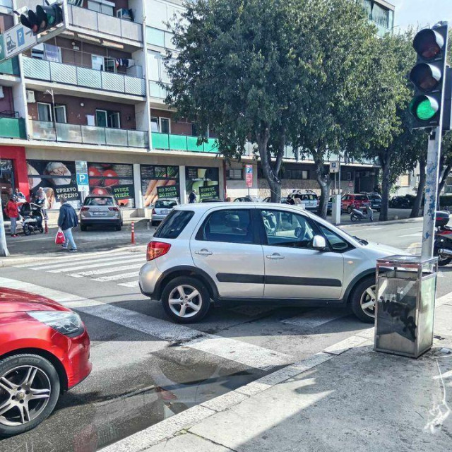 Nemarni vozač auto je parkirao na pješačkom prijelazu