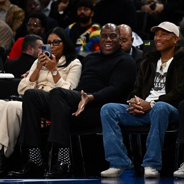 Magic Johnson (u sredini)