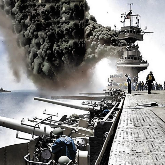 Američki nosač aviona USS Yorktown tijekom bitke za Midway