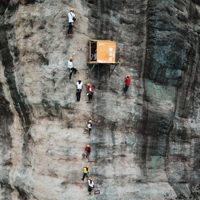 Dućan na klisuri u Kini