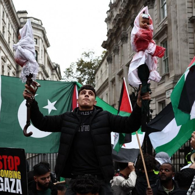 Protest ispred Downing Streeta