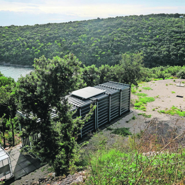 U selu Peruški u općini Marčane na stotinjak metara od mora njemački par kupio je parcele na kojima su bespravno stavili kamper i montažne kontejnere a sve u namjeri, kako kažu, preseljenja u Hrvatsku