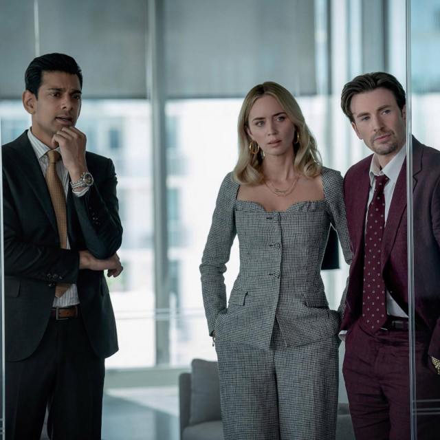 Chris Evans, Emily Blunt i Amit Shah, Netflixov film Pain Hustlers, 2023.