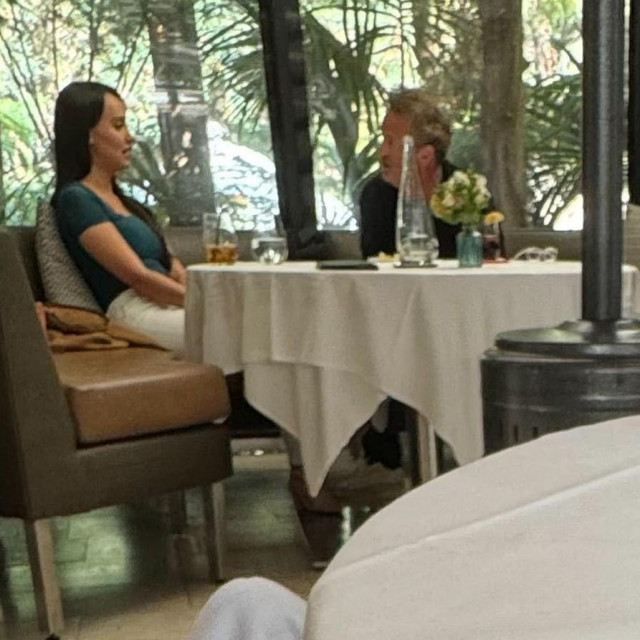 Matthew Perry viđen s misterioznom ženom