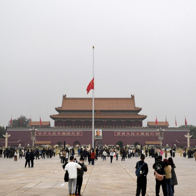 Zastava spuštena na pola koplja na Trgu Tiananmen u Pekingu