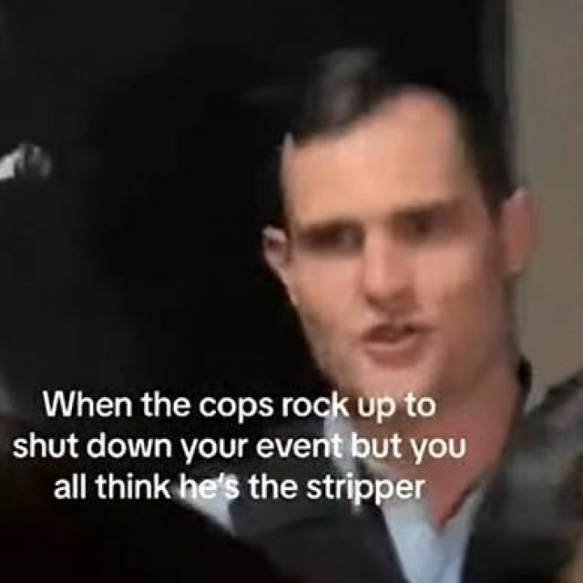 Policajac kojeg su uzvanice na zabavi zamijenile za stripera