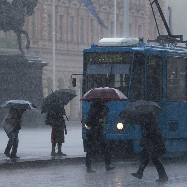 Jaka kiša nošena vjetrom zahvatila Zagreb