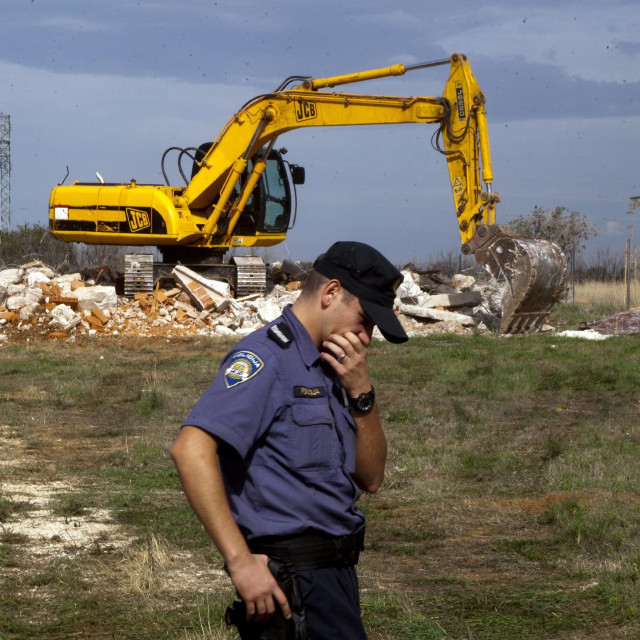Arhivska fotografija rušenja bespravno sagrađenih objekata u Istri