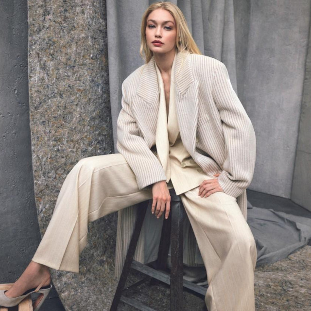 Američka manekenka Gigi Hadid u toplim bijelim i bež nijansama