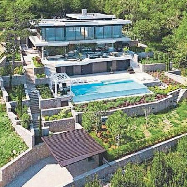 Prema najavljenom projektu u Kršanu bi se gradilo 40 vila s bazenima, s 500 kreveta, tri helidroma,  sportskim terenima, bazenom, restoranom...