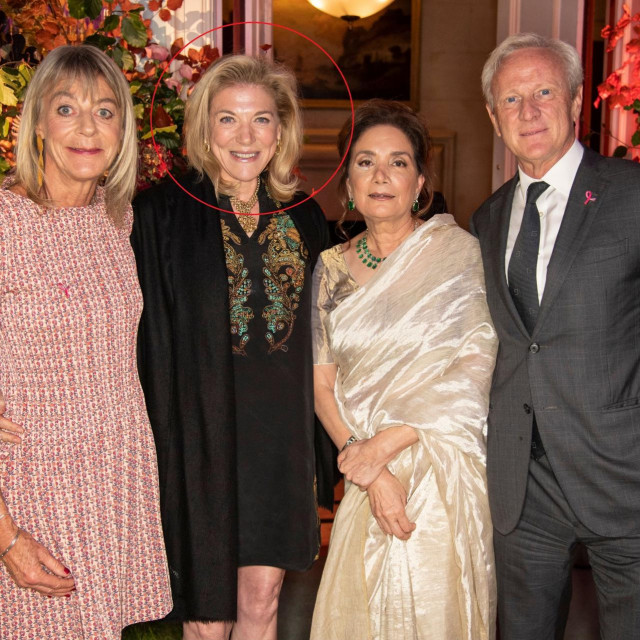 Lynn Forester de Rothschild (u krugu)