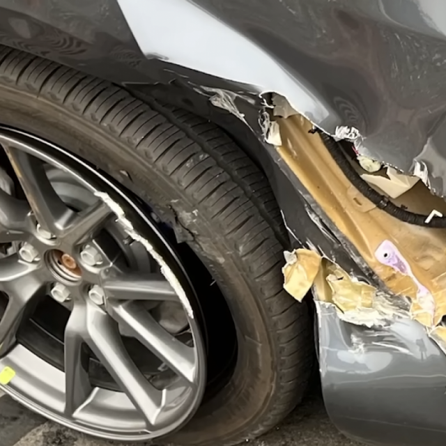 Oštečen lektrični auto, ilustracija