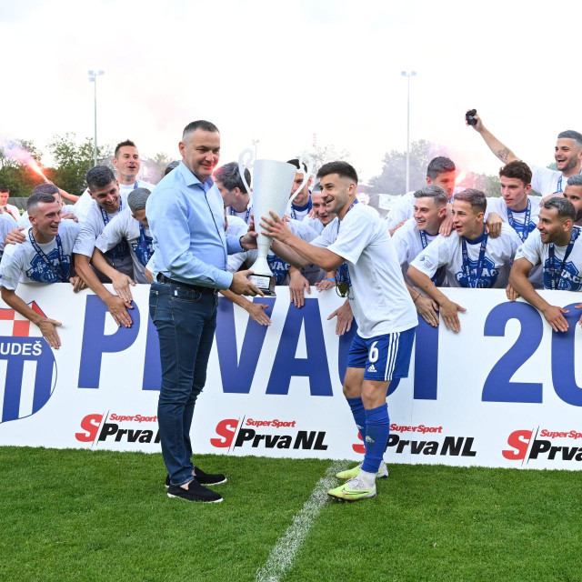 Slavlje igrača Rudeša nakon ulaska u prvu ligu