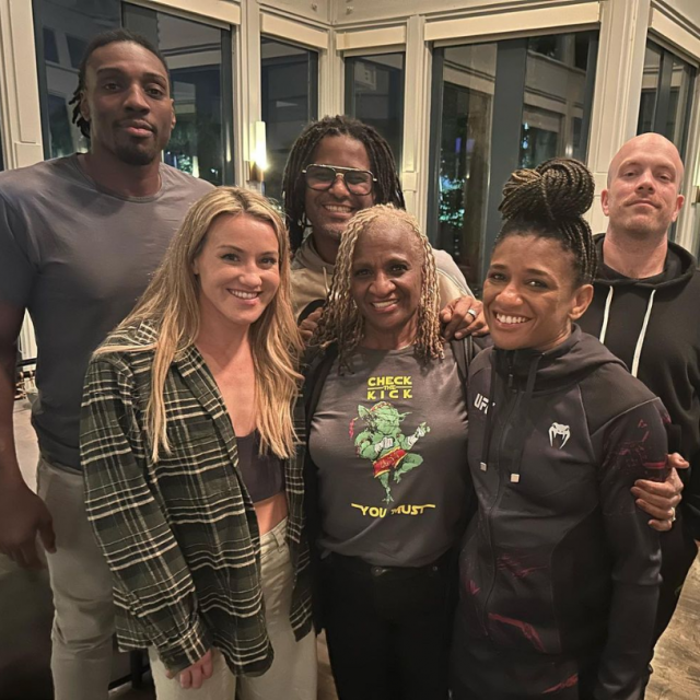 Angela Hill s majkom i starijom bratom