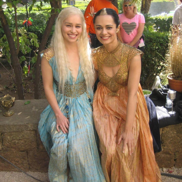 Emilia Clarke (lijevo) i Kristina Krepela (desno)