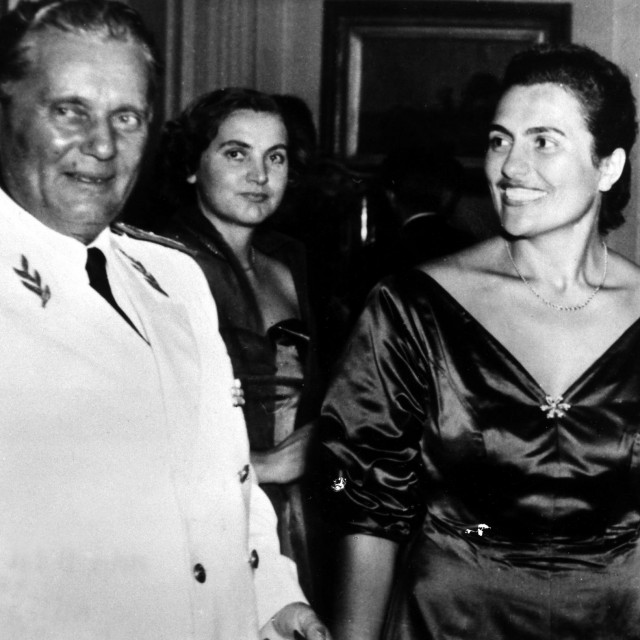 Tito i Jovanka, Beograd. Tito je prikazan kao čovjek od krvi i mesa