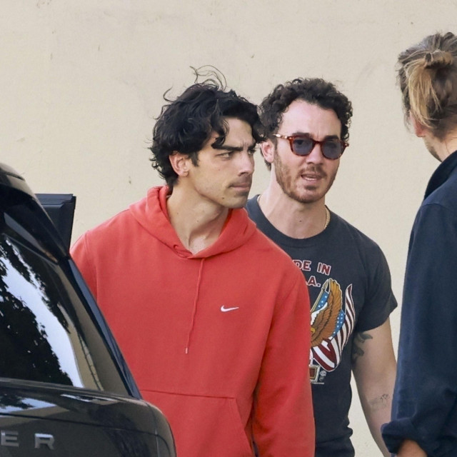 Los Feliz, CA - *EXCLUSIVE* - Joe Jonas stands out in a red hoodie paired with dark jeans and black shoes, while Kevin Jonas opts for a classic look with a black tee, blue jeans, and black boots during a laid-back lunch with friends.
*UK Clients - Pictures Containing Children
Please Pixelate Face Prior To Publication*,Image: 820293822, License: Rights-managed, Restrictions:, Model Release: no, Pictured: Joe Jonas, Kevin Jonas, Credit line: Terma,SL/BACKGRID/Backgrid USA/Profimedia