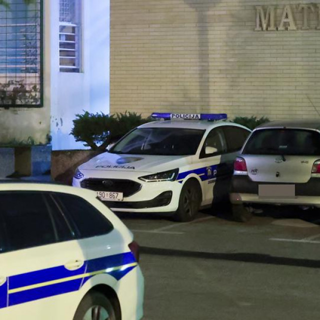 Policija ispred Prirodoslovno-matematičkog fakulteta u Zagrebu gdje je prijavljen slučaj trovanja gaziranim pićem iz automata