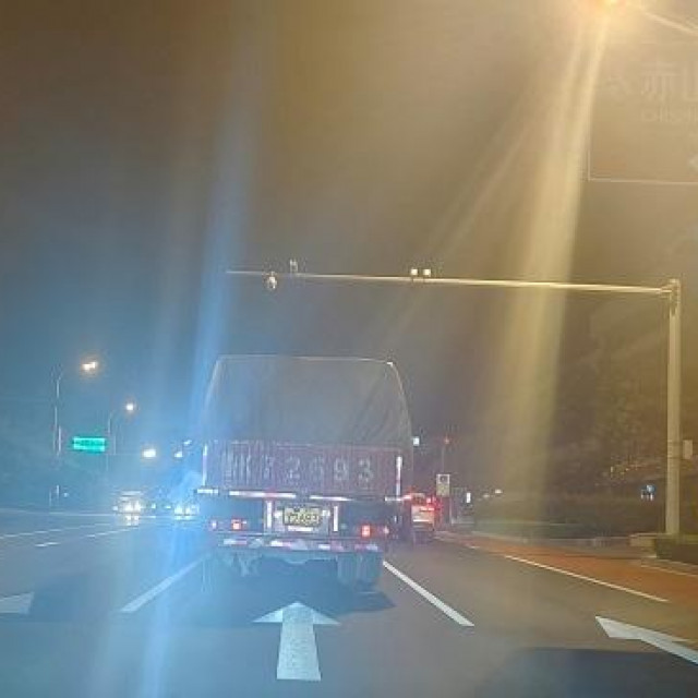 Kamion koji prevozi pošiljku lignji