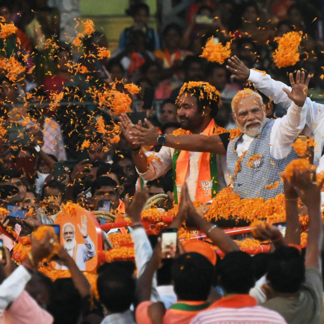 Indijski premijer Narendra Modi na rukama oduševljenih pristaša