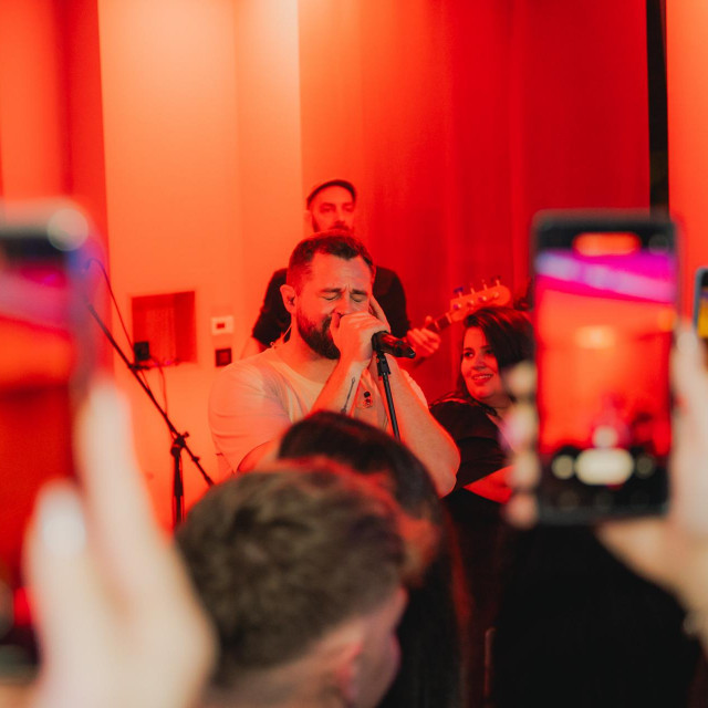 Matija Cvek održao privatni koncert na Anteni Zagreb