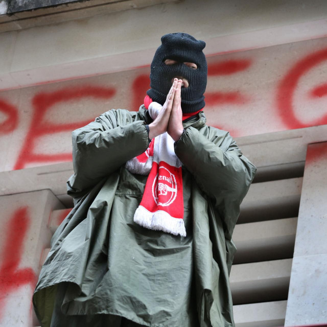 Propalestinski prosvjednik u Londonu na maršu koji je okupio 100.000 ljudi