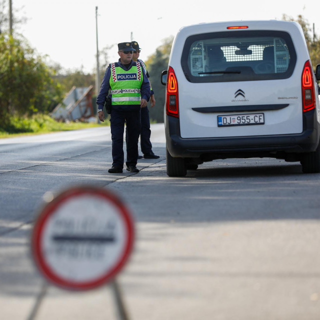 Zbog pojave afričke svinjske kuge policija kontrolira cestu prema Semeljcima (arhivska fotografija)