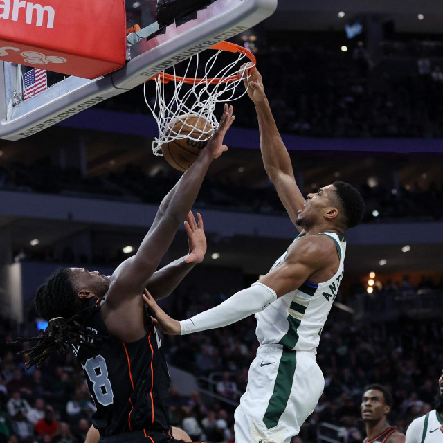 Giannis zakucava preko Stewarta