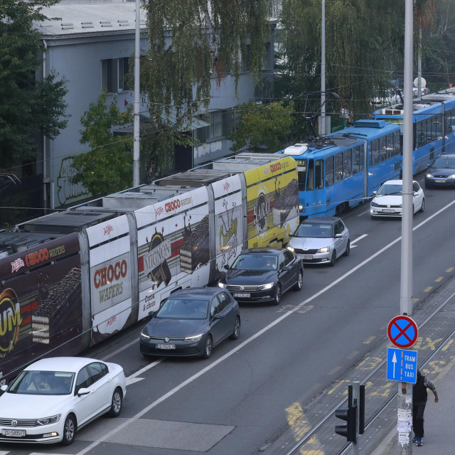 U Ozaljskoj ulici došlo je do pucanja električnog voda, zbog čega su se stvorile kolone