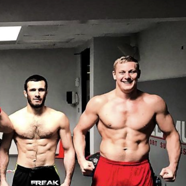 Khabib Nurmagomedov (lijevo), Islam Mamedov (sredina) i Sergei Pavlovich (desno)