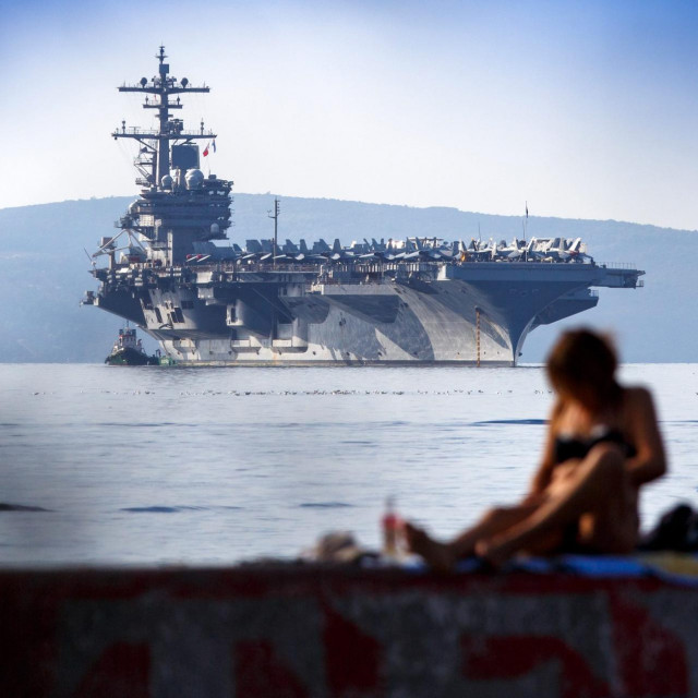 Americki nosač aviona u Splitu