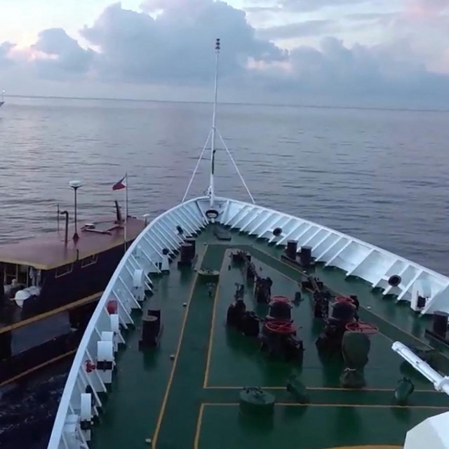 Kadar iz snimke koju je 22. listopada 2023. snimila i objavila kineska obalna straža (CCG) preko kineskog veleposlanstva u Manili - prikazuje sudar između broda kineske obalne straže (desno) i filipinskog čamca za opskrbu