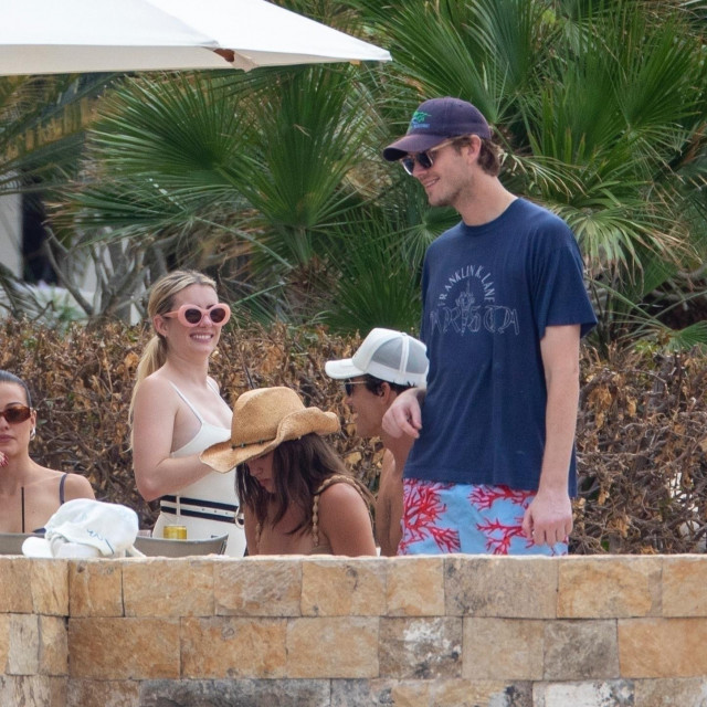 Emma Roberts i Cody John