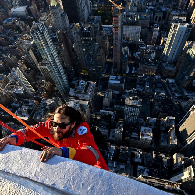 Jared Leto tijekom penjanja na Empire State Building