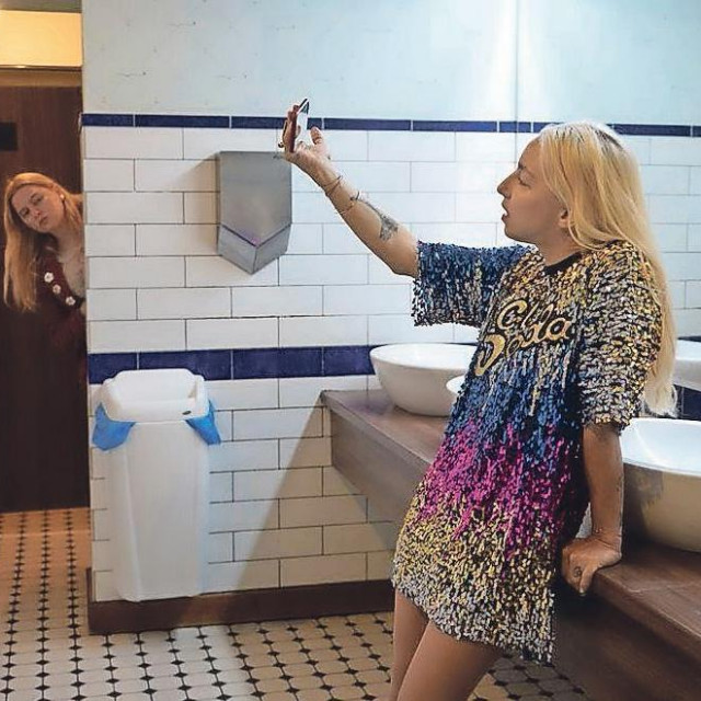 Angela - ukratko - radi od jutra do sutra, nema tu baš osam-osam-osam, a jedan od rijetkih slobodnih trenutaka koristi za brzi seks u autu s čovjekom s kojim hoda.