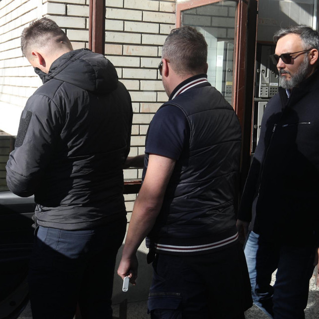 Bivši dekan Geodetskog fakulteta Almin Đapo (sasvim desno) s istražiteljima nakon prošlotjednog pretresa stana u sklopu akcije Europskog tužiteljstva