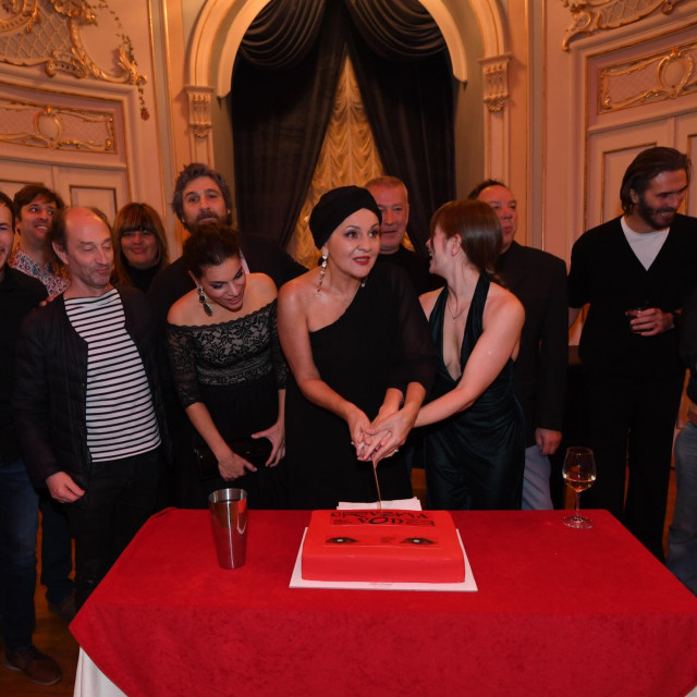 Glumci Andrea Mladinić, Nives Ivanković i Ana Marija Veselčić režu tortu.
 